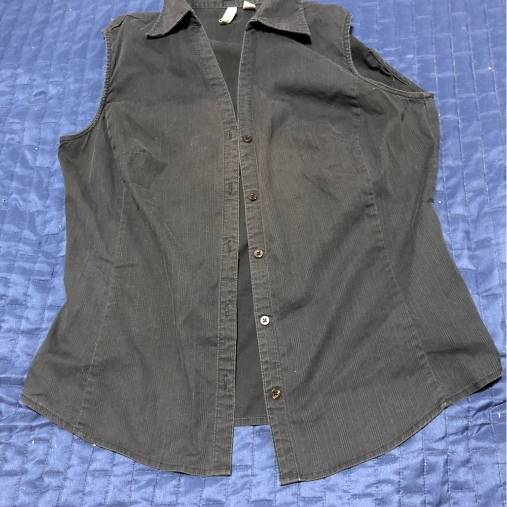 St. John's Bay Charcoal Sleeveless Button-Down Shirt. Large.tailored fit